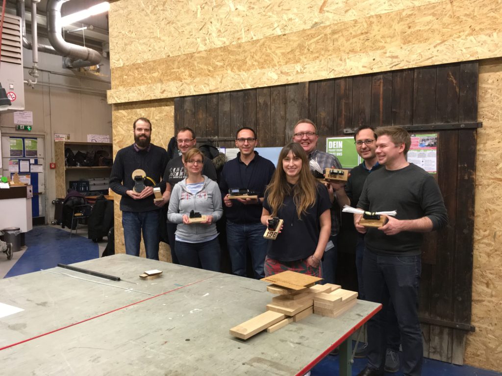 Teamworkshop: Produktaufsteller aus Holz