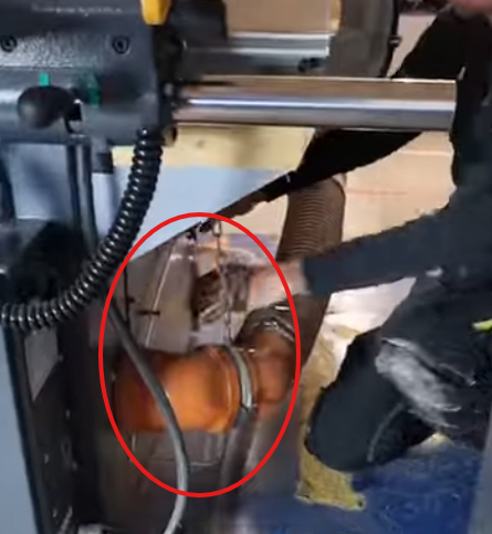 Schutzhauben Lager unter dem Parallelanschlag an der Seite der Maschine